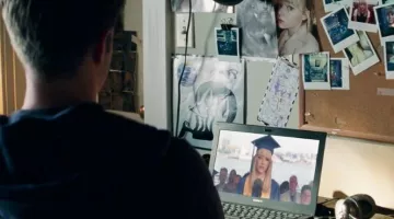 The laptop of Peter Parker (Adrew Garfield) in The Amazing Spiderman 2