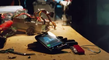The mobile phone of Peter Parker (Adrew Garfield) in The Amazing Spiderman 2