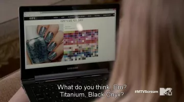 The PC mobile Samsung Brooke Maddox (Carlson Young) in Scream S01E04