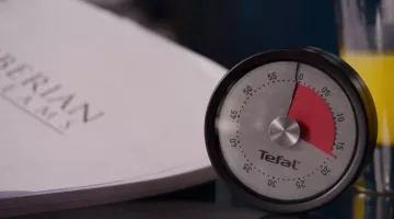 The timer Tefal of Lito Rodriguez (Miguel Ángel Silvestre) in Sense8 S02E09