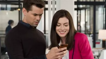 The mobile phone of Cameron (Andrew Rannells) in The new intern