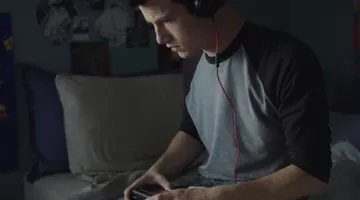 The gray t-shirt and black Clay Jensen (Dylan Minnette) in 13 Reasons Why