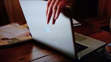 La computadora portátil de Phil Winslow (Lee Pace) en Marmaduke