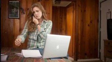 The laptop Mickey (Amy Adams) in A new chance