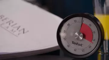 Lito Rodriguez (Miguel Ángel Silvestre) Tefal Timer in Sense8 S02E09