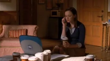 The laptop Rory (Lorelai Leigh) in Gilmore girls
