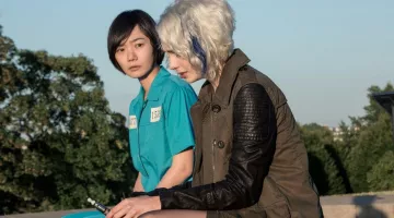 Burberry manteau porté par Riley Bleu (Tuppence Middleton), comme on le voit sur Sense8 S01