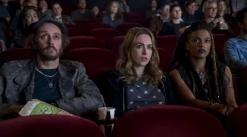 L'Alternative Tee avec des Étoiles portés par Nomi Marques (Jamie Clayton) dans Sense8