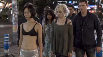 Le vert épaule froide chandail porté par Riley Bleu (Tuppence Middleton), comme on le voit dans Sense8