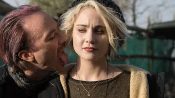 Le soleil, collier porté par Riley Bleu (Tuppence Middleton), comme on le voit dans Sense8