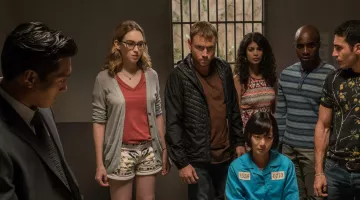 Nomi Marques (Jamie Clayton) t-shirt rouge comme on le voit dans Sense8