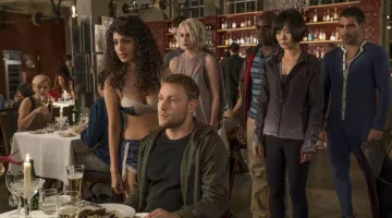 Le bleu nigthwear porté par Kala Denlekar (Tina Desai) dans Sense8