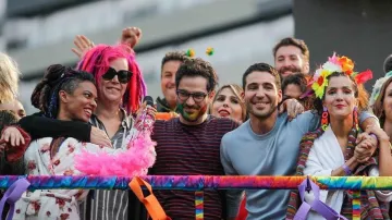 Daniela (Eréndira Ibarra) OMG boucles d'oreilles en Sense8 S2