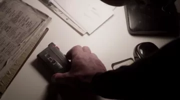 The Sony recorder cassette player used by Matthew Scudder (Liam Neeson) in the film Walk between the tombs