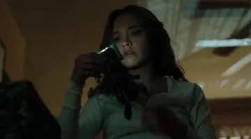 The digital camera gray, Elaine Morris (Olivia Cooke) in "Ouija"