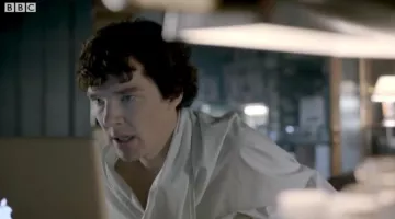 The Apple MadcBook laptop of Sherlock Holmes (Benedict Cumberbatch) in the series Sherlock (Season 3 Episode 2)
