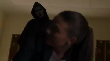 Le masque de Brandon James dans la série Scream S02E07