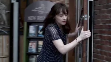 Anastasia Steele (Dakota Johnson) vestida en Fifty Shades Darker