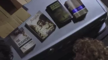 Le livre The Oligarchs de David E. Hoffman de Prairie Johnson (Brit Marling) dans The OA (S01E08)