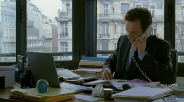 The macbook pro laptop computer of Gilles (Stéphane Freiss) in 5x2