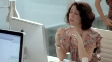 La pantalla de la computadora de Ashley (Catherine Steadman) en Salmon in the Desert