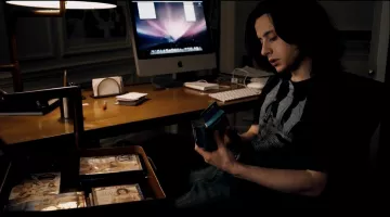 The screen of Apple computer Chris Kenton (Rory Culkin) in Twelve