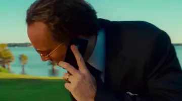 The phone iphone 4s Kyle Miller (Nicolas Cage) in Break-in
