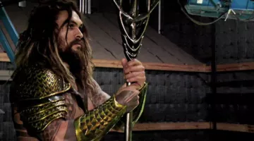 L'é­pau­lette do­rée d'Aquaman (Jason Momoa) dans Batman v. Superman