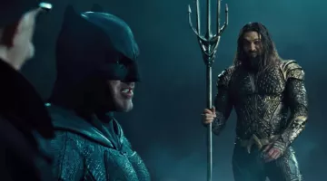 Les brassards do­rés d'A­qua­man (Ja­son Mo­moa) dans Bat­man v. Su­per­man