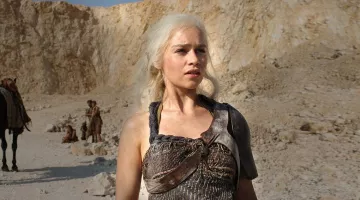 L'épaulette de Daenerys Targaryen (Emilia Clarke) dans Juego de Tronos