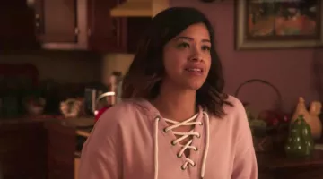 Le sudadera rosa Forever 21 de Jane Villanueva (Gina Rodriguez) dans Jane The Virgin S03E20