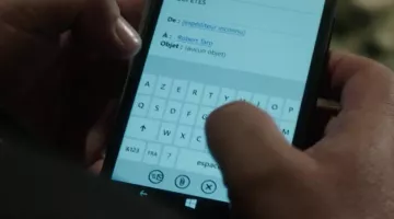 The Windows 10 mobile phone used by Robert Taro (Gérard Depardieu) in the series Marseille (Season 1)