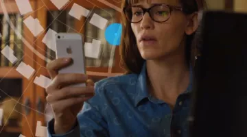 The iphone 5 by Patricia Beltmeyer (Jennifer Garner) in Men, Women & Children