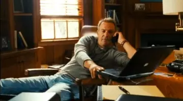 L'or­di­na­teur por­table po­wer­book g3 de John James (Kevin Costner) dans Instinct de survie