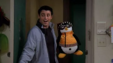 La peluche du pingouin Huggsy de Joey Tribianni (Matt le Blanc) dans Friends (Saison 9 Épisode 17)
