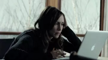 The laptop Macbook air, Kate Coleman (Vera Farmiga) in Esther