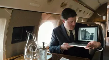 the laptop of Dan Sanders (Brendan Fraser) in The forest counter-attack