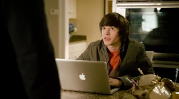 The laptop Tyler Sanders (Matt Prokop) in The forest counter-attack