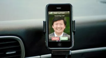 the mobile phone of Dan Sanders (Brendan Fraser) in The forest counter-attack