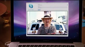 The portable computer of Pamela Byrnes (Teri Polo), in My father-in-law and me