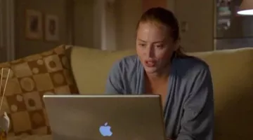 the portable computer of Lindsay (Estella Warren) See You in September