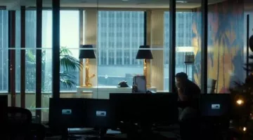 La lámpara Kalashnikov de oro AK-47 en la oficina de Efraim Diveroli (Jonah Hill) en la película War Dogs