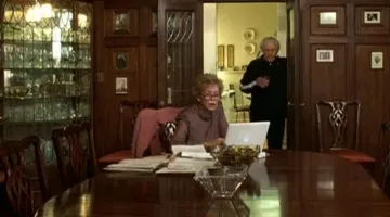 the computer of Evelyn Gromberg Diana (Douglas) in such A beautiful family