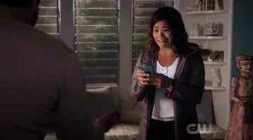 L'imperméable Topshop gris et rose de Jane Villanueva (Gina Rodriguez) dans Jane The Virgin S03E20
