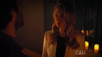La blazer blanca Bcbgmaxazria de Petra Solano (Yael Grobglas) en Jane The Virgin S03E20