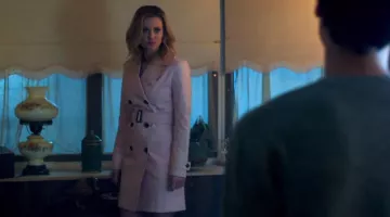 Le trench coat rose porté par Betty Cooper (Lili Reinhart) dans Riverdale Saison 1 Episode 13