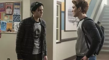Le jeans noir de Jughead (Cole Sprouse) dans Riverdale