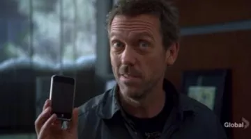 Le téléphone portable Apple iPhone 1 de Gregory House (Hugh Lau­rie) dans Dr House