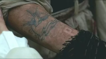 Tatuaje de Jack Sparrow (Johnny Depp) en Piratas del Caribe La maldición de la Perla Negra