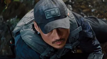 The walkie talkie of Hamada (Brian Tee in Jurassic World